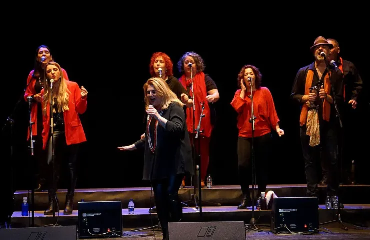 Un grupo sobre un escenario