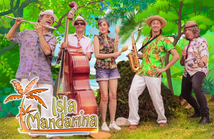 componentes del grupo con estética caribeña, camisas floreadas de colores, fondo de árboles, varios instrumentos musicales