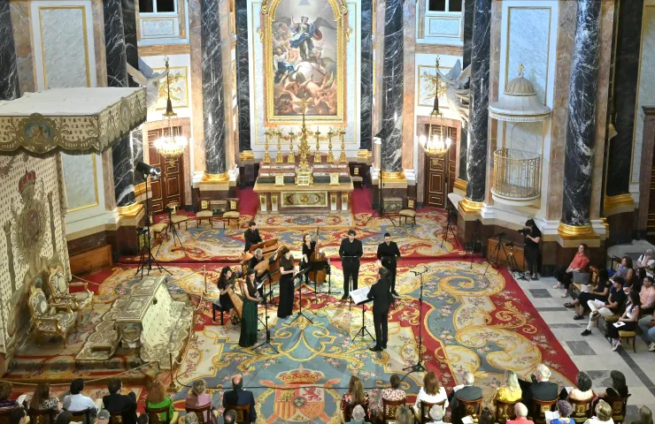Vista desde arriba de un grupo de personas cantando en una iglesea