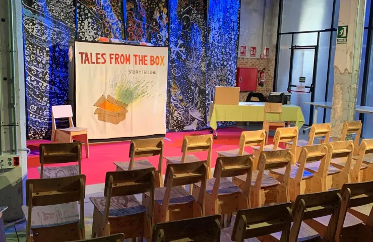 escenario y sillas vacias