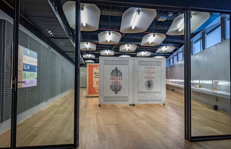 sala de exposiciones con paneles