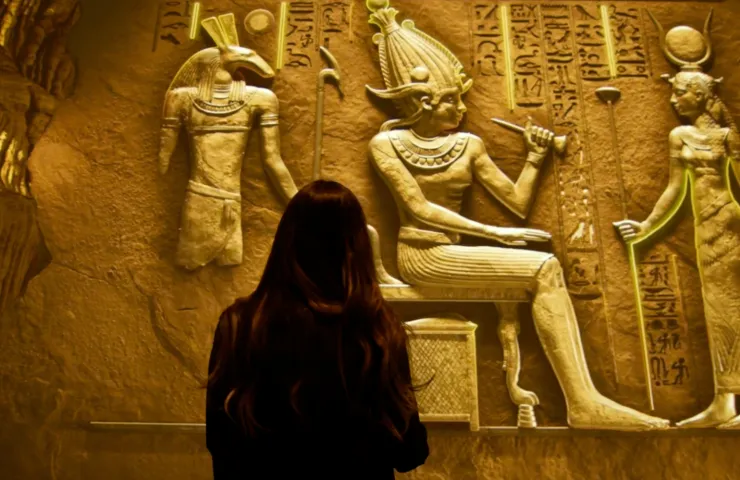 mujer mirando mural egipcio