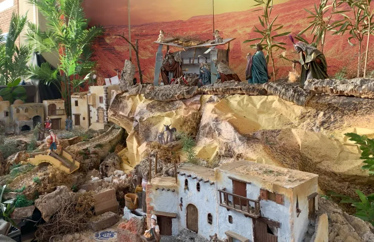 edificios, vegetación y figuras del belén, montado en diferentes alturas