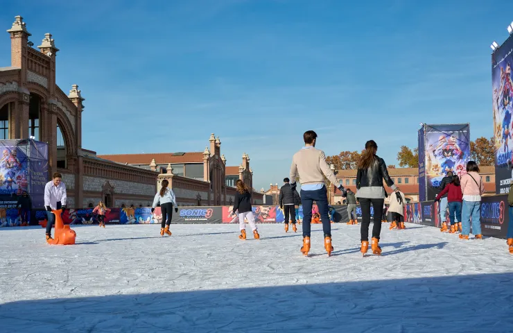 pista de patinaje sobre hielo al aire libre, gente patinando