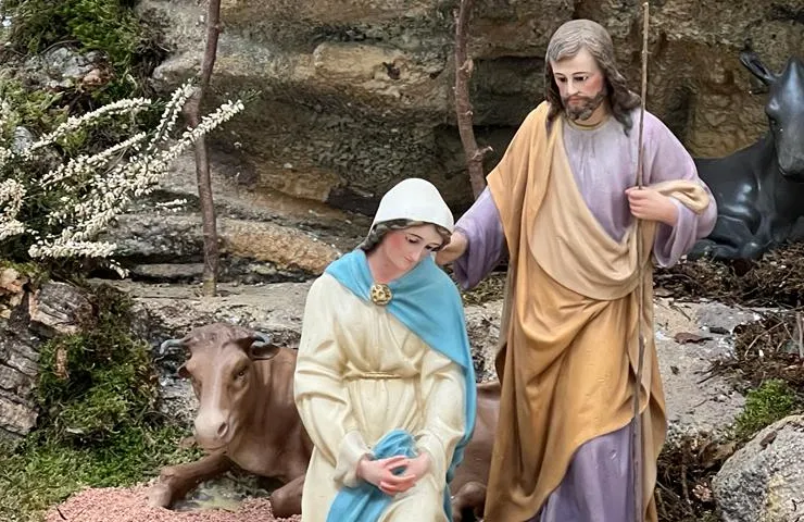 figuras de la virgen María y San José