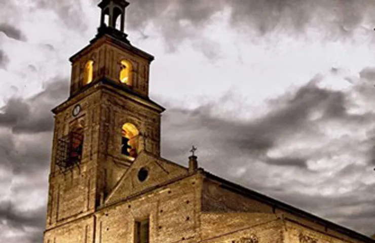 campanario de la iglesia, foto exterior, cielo nublado