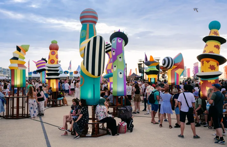 figuras como hinchables coloridas e iluminadas en el interior