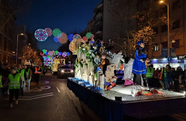carroza de reyes en la calle