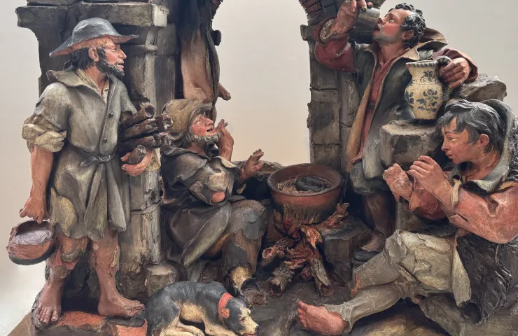 figuras del belén,  escena costumbrista . cuatro hombres sentados al lado de una caldero al fuego comiendo y bebiendo