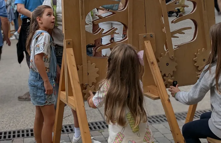 niños jugando con juegos de madera