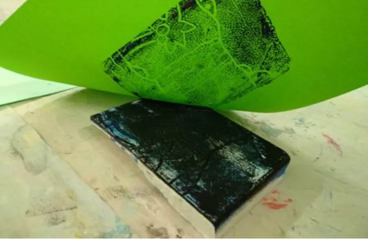 sello negro estampando una cartulina verde