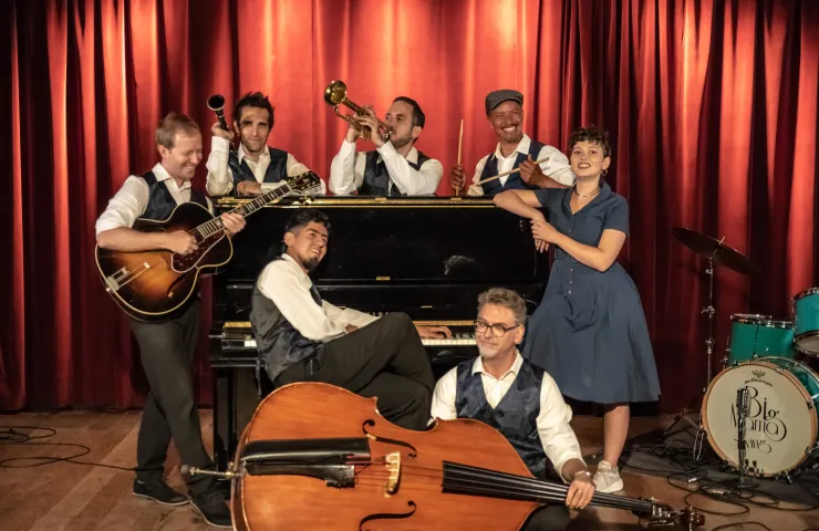 Un grupo de 6 personas sobre un escenario.