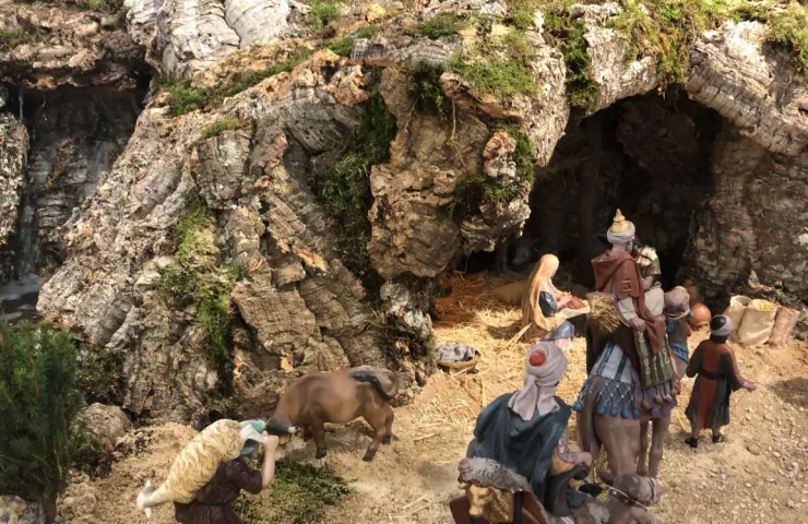 detalle de los tres reyes llegando en camello al portal, figuras de belén