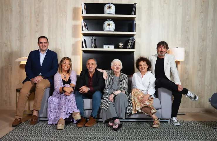 Seis personas sentadas sonriendo