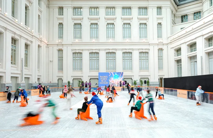 niños patinando en una pista de hielo cubierta