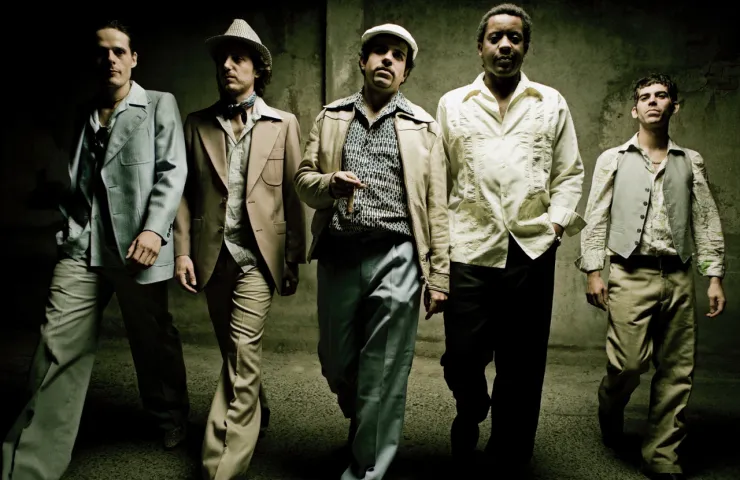 foto de grupo, cinco hombres con aspecto latino