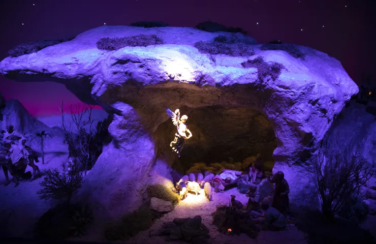 detalle montaje belén, cueva iluminada, ángel, ovejas