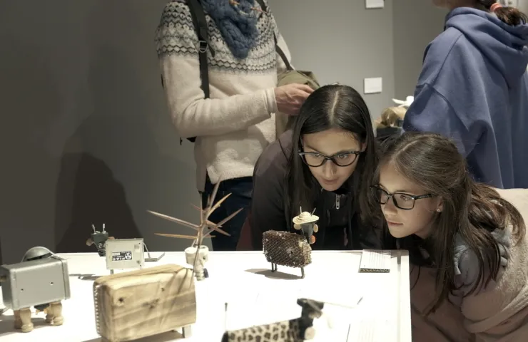 niñas mirando figuras de la exposición