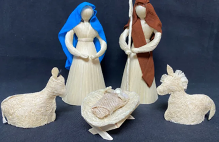 representación de figuras del misterio tejidas en hilo