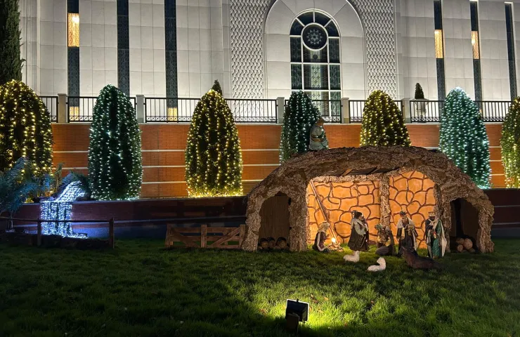 belén con figuras de gran tamaño colocados en el jardín del templo