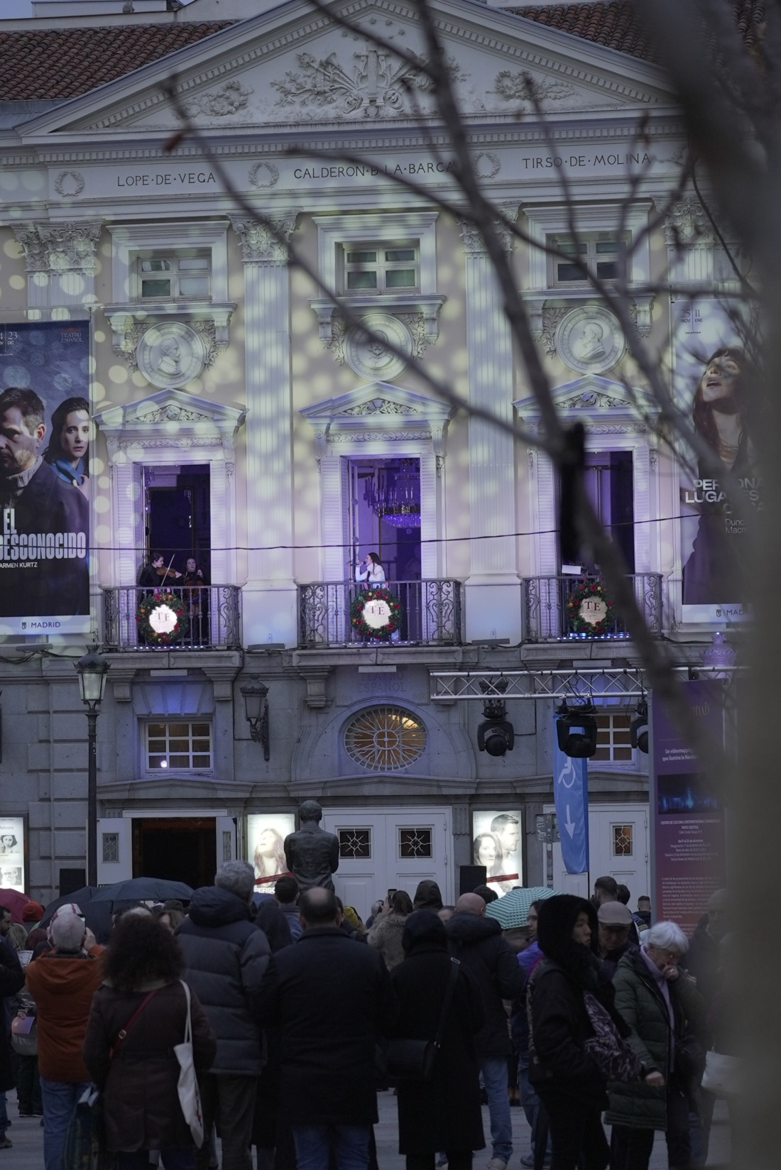 Blanca Paloma en el balcón del Teatro Español